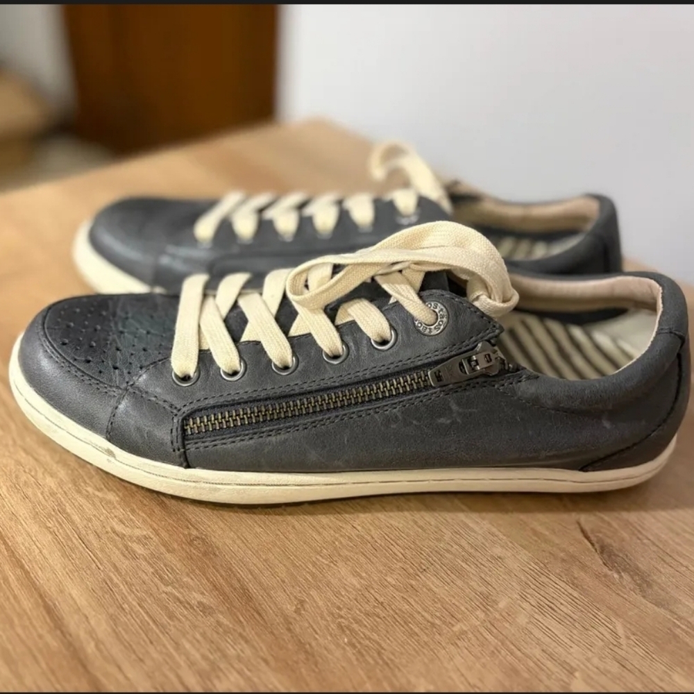 Taos Footwear Women’s Slim Straight Sneakers in Gray with Cream Laces - Picture 2 of 5